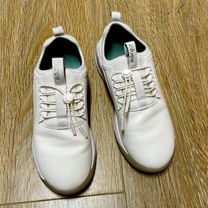 Cloves nursing shoes.